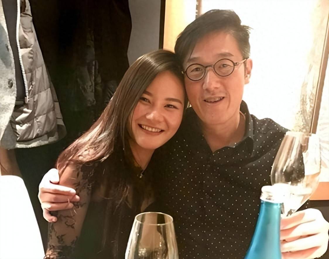 67岁香港富商婚外情9年，网红5年连生4胎原配不知