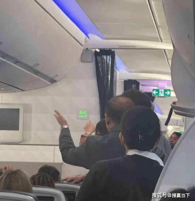 老年乘客闹航班改降 妻怒怼:中国服务更好