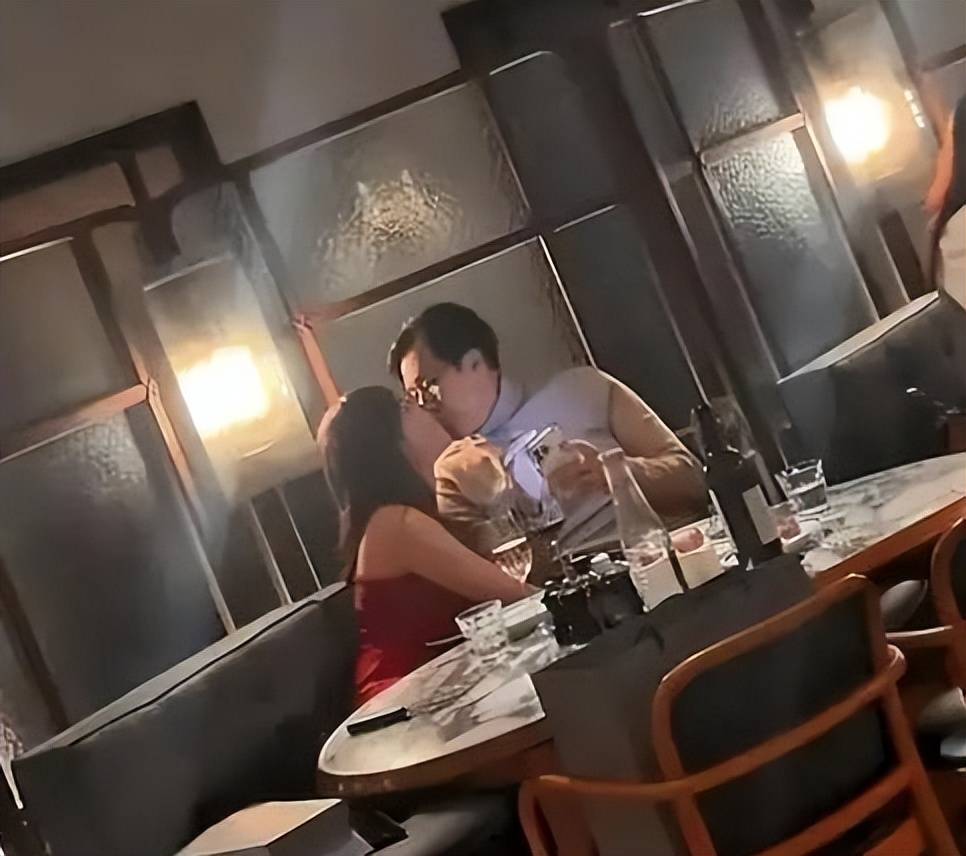 67岁香港富商婚外情9年,网红5年连生4胎原配不知