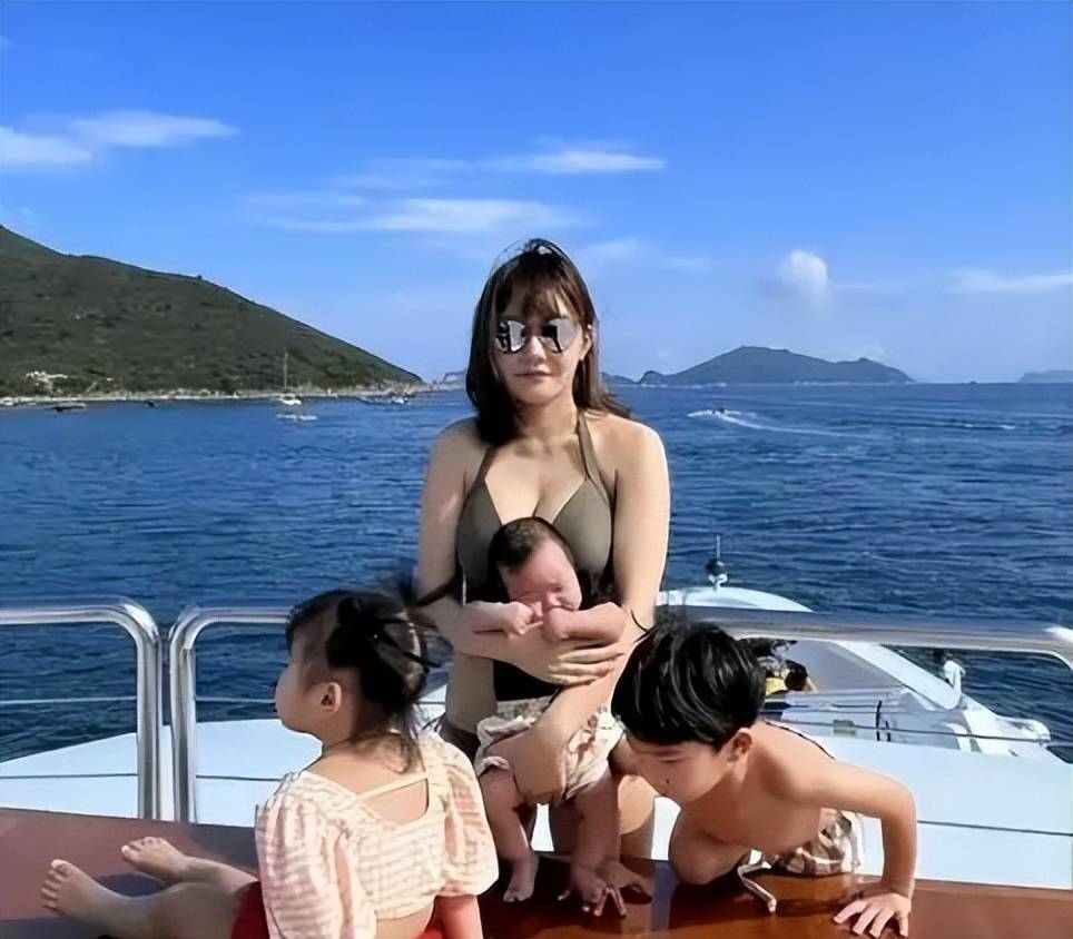 67岁香港富商婚外情9年,网红5年连生4胎原配不知