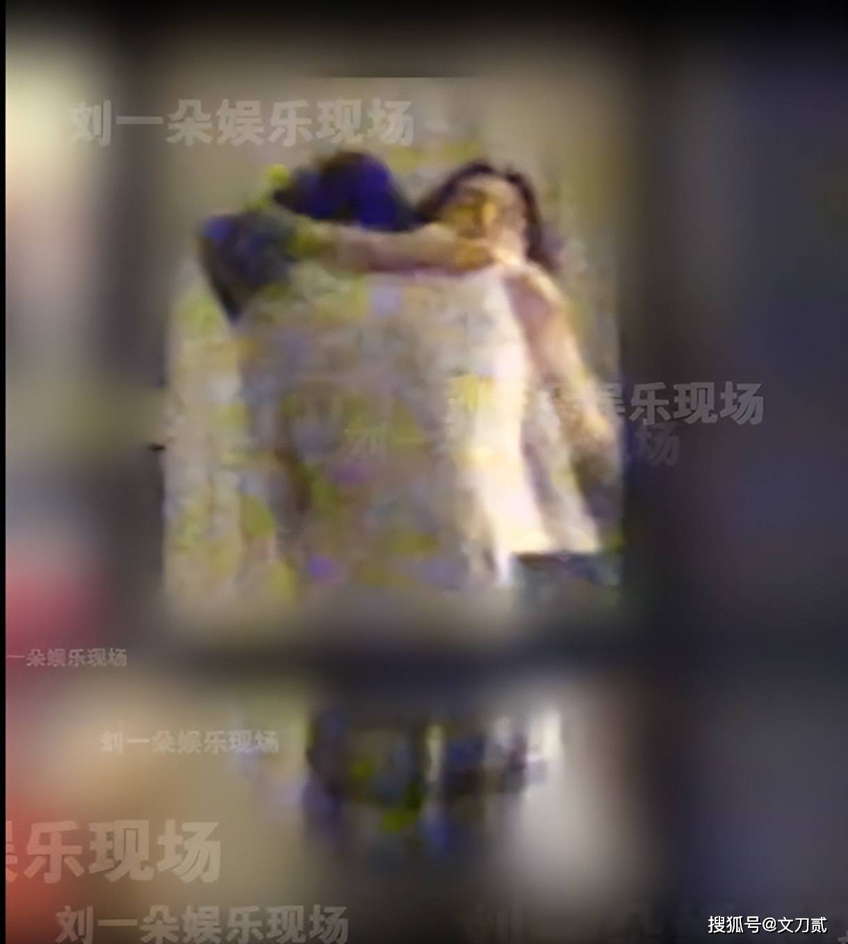 女顶流与男友家中约会被拍,卧室拥吻超甜,男方身份曝光