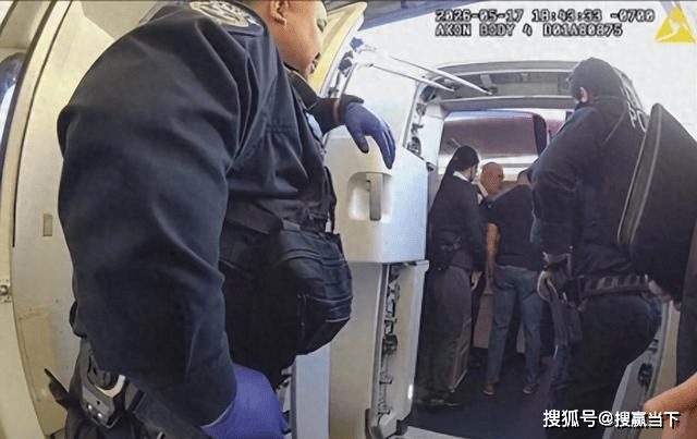 老年乘客闹航班改降 妻怒怼:中国服务更好