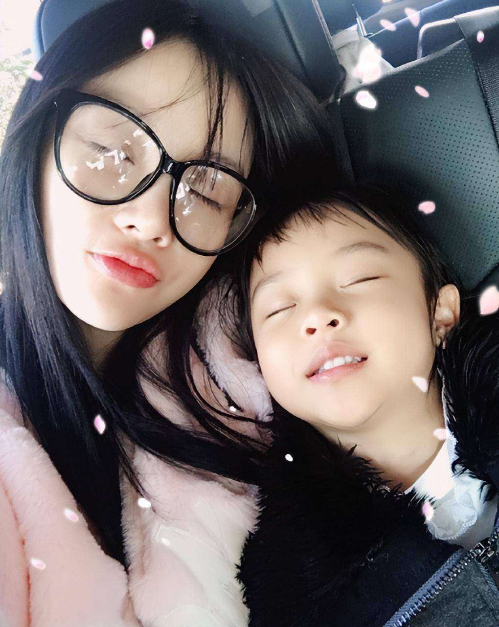 李小璐素颜带娃逛超市,人设崩塌后引热议