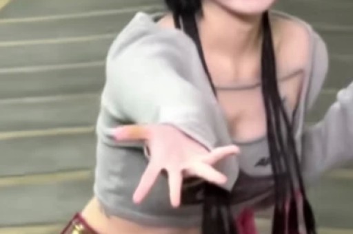 21岁女网红年入8300万美元,擦边经济为何如此疯狂?