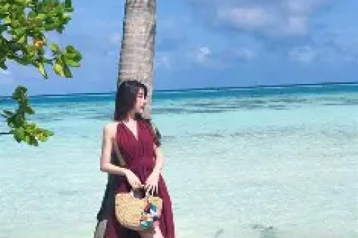 女演员深夜KTV陪酒，人设崩塌引热议
