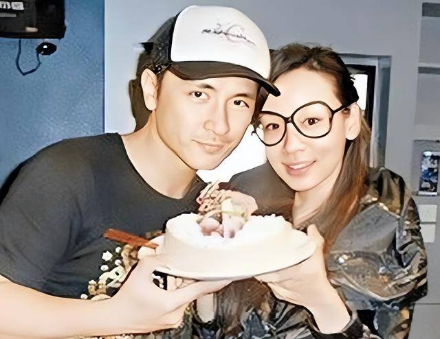 香港女星杨思琦洗冤 单亲妈妈熬夜直播