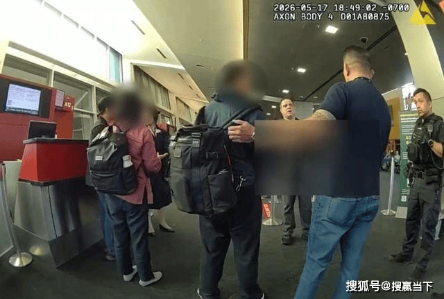 老年乘客闹航班改降 妻怒怼:中国服务更好