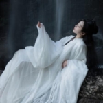 监控下的婚姻闹剧：妻子衣衫不整与陌生男子在家，回应绝了