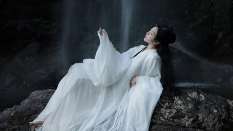 监控下的婚姻闹剧：妻子衣衫不整与陌生男子在家，回应绝了